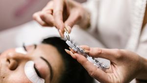 Ireal! Ce a putut să facă o clientă supărată că nu a fost primită la programarea pentru gene. Cosmeticiana a crezut că e o glumă