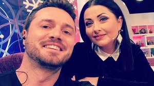 TAVI CLONDA îşi făcea un selfie, dar a fost uimit când a văzut ce făcea GABRIELA CRISTEA în spatele lui! Imaginea a ajuns pe internet