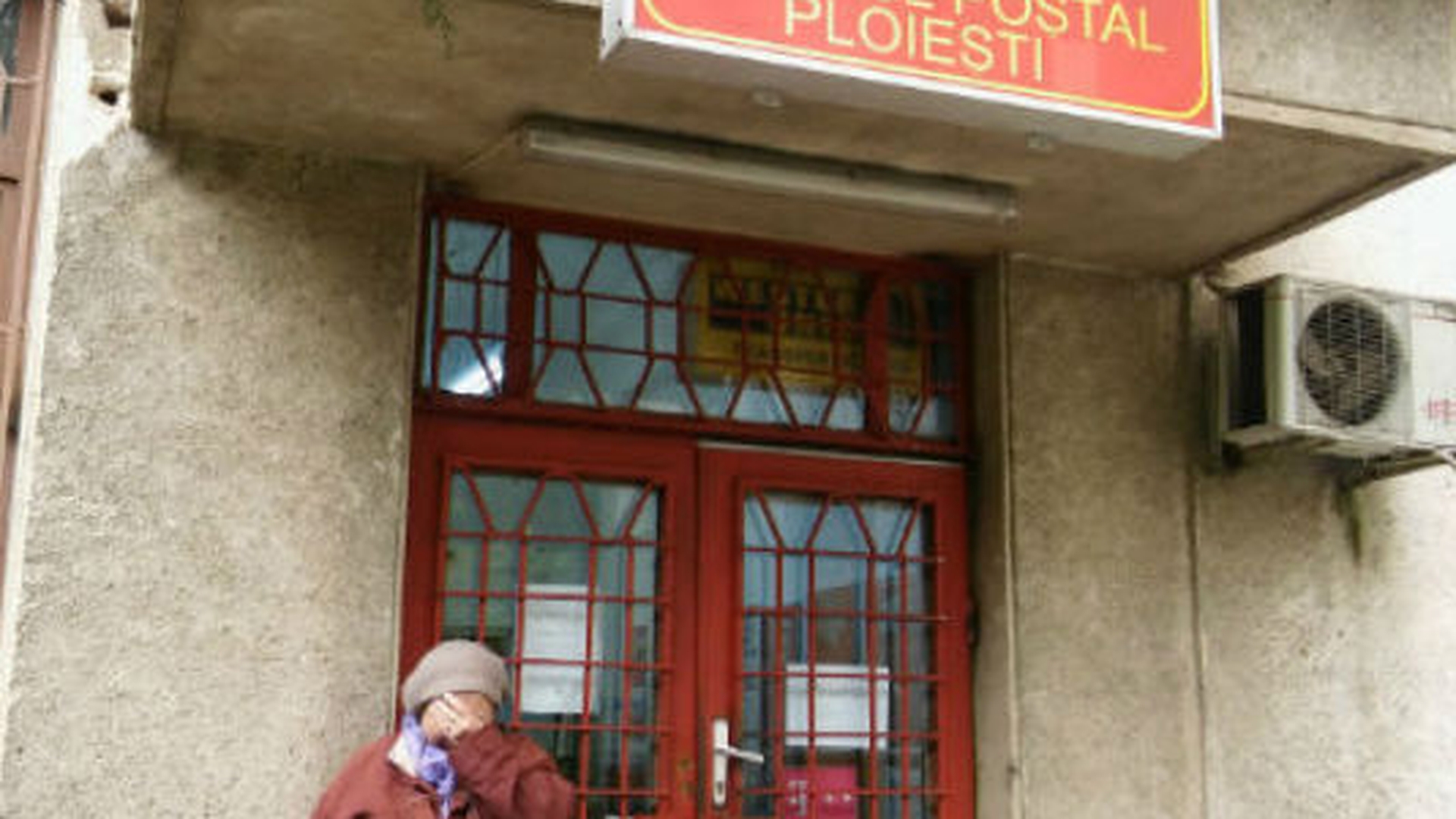 Situaţie disperată din pricina grevei poştaşilor! De ce plânge femeia din imagini!