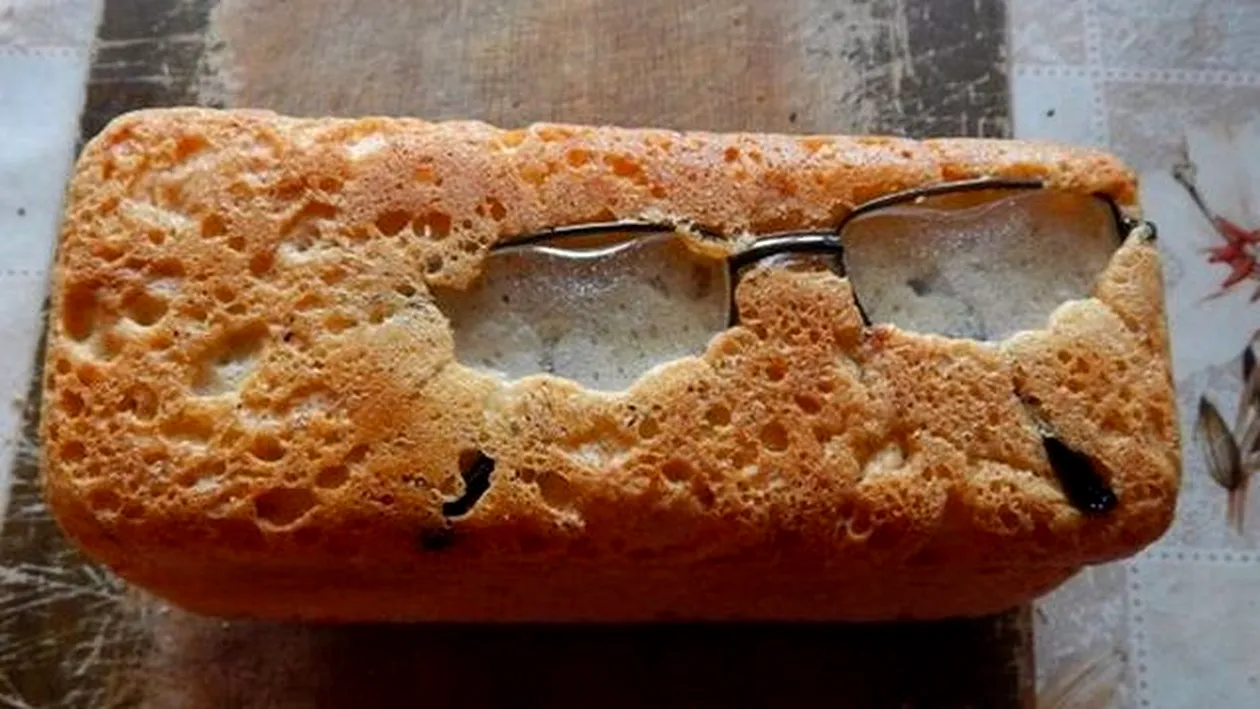 Un brutar şi-a pierdut ochelarii în aluat şi n-a observat nici măcar după ce pâinea a fost gata!  