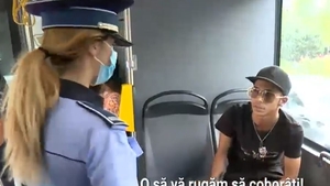 Cum a reacționat un tânăr bucureștean după ce a fost prins de polițiști fără mască în autobuz: "Nu am pentru că.."