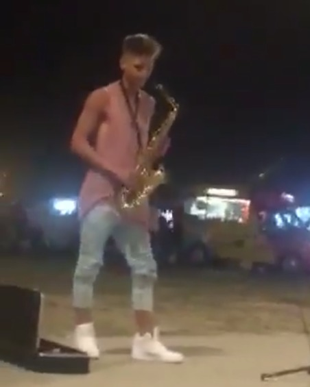 Gabriel Ştefănescu, băieţelul care s-a făcut remarcat în ediţia a doua a emisiunii concurs ”Românii au talent”, nu a renunţat la cântatul în stradă