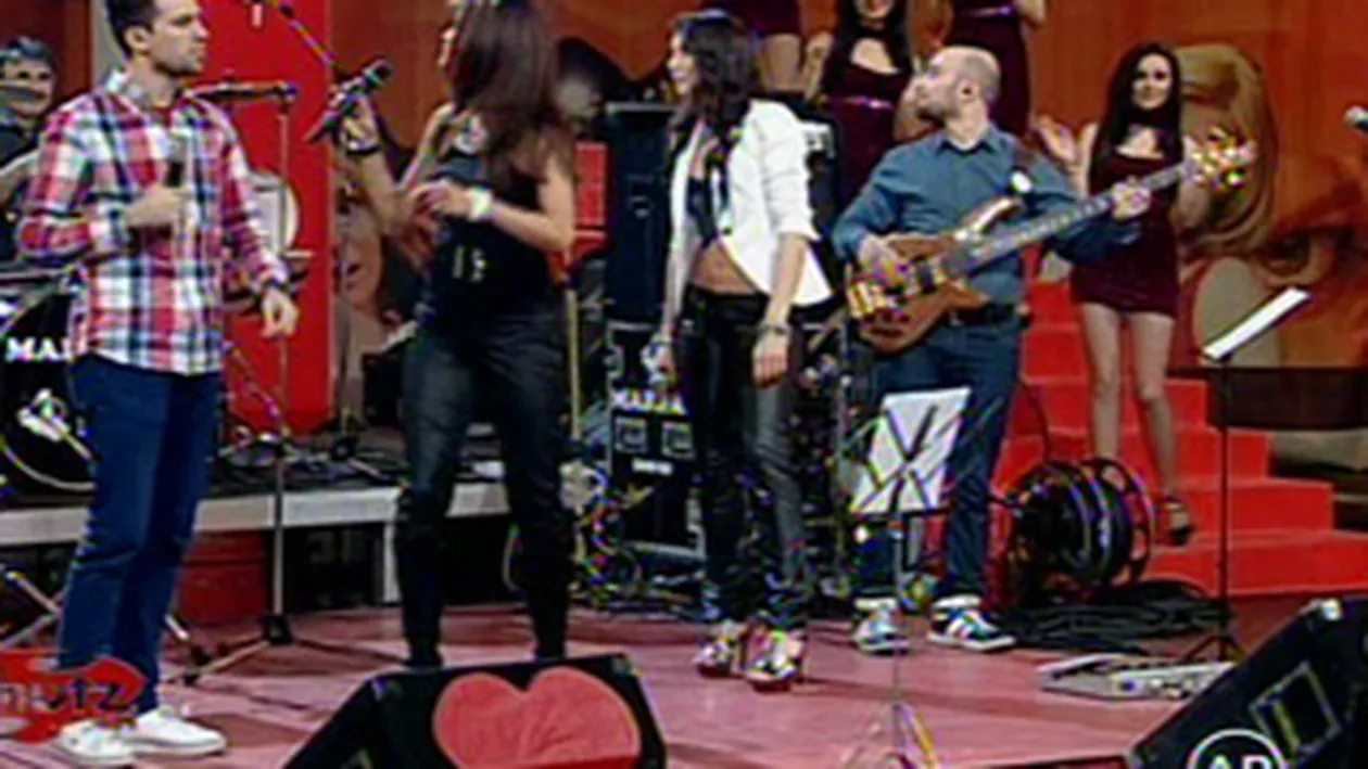 Uite ce bine arata Anca Turcasiu in pantaloni negri, foarte mulati!