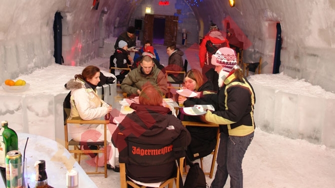 Hotelul de gheata, asediat de englezi