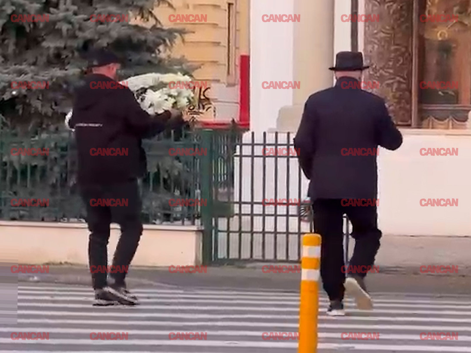Imagini de la priveghiul lui Viorel Păunescu. Mitică Dragomir, printre primii care au venit să-și ia rămas-bun de la fostul președinte al Stelei