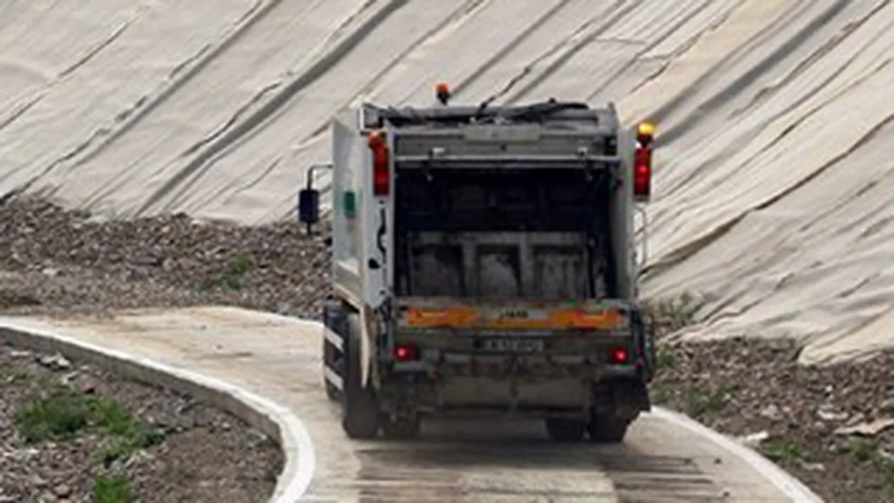 30 de masini pline cu gunoi au fost blocate de lucratori la poarta rampei din Dambovita!