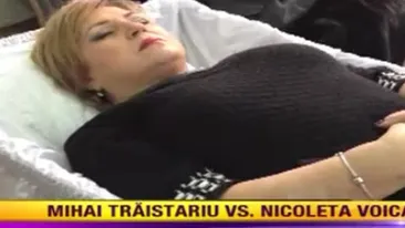 Fotografie-şoc! Nicoleta Voica a ieşit la shopping de sicrie! Uite cum îi stă întinsă în coşciug!