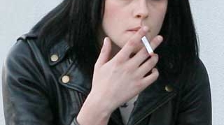 Kristen Stewart traieste numai cu tigari, energizante si ocazional cipsuri