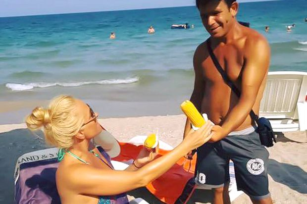 După ce vei vedea asta, nu vei mai mânca niciodată! Cum e pregătit, de fapt, porumbul fiert vândut pe plajele de lux din Mamaia