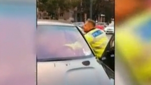 "Ești beată, femeie?!" Cum a reacționat o șoferiță din București după ce a fost trasă pe dreapta de un polițist de la Rutieră