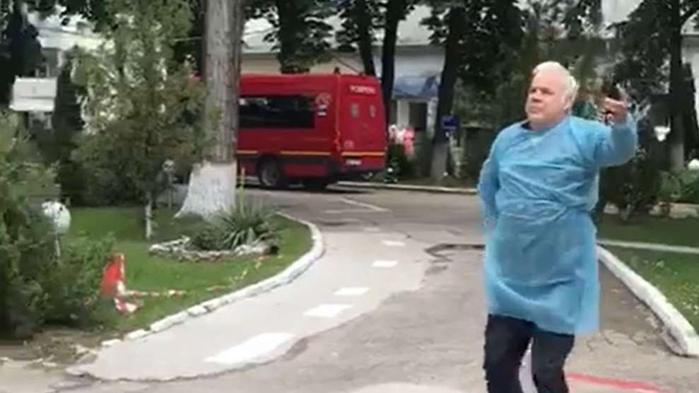 Un bunic dansează de bucurie după ce s-a vindecat de COVID-19. Imagini emoționante din Gorj. VIDEO