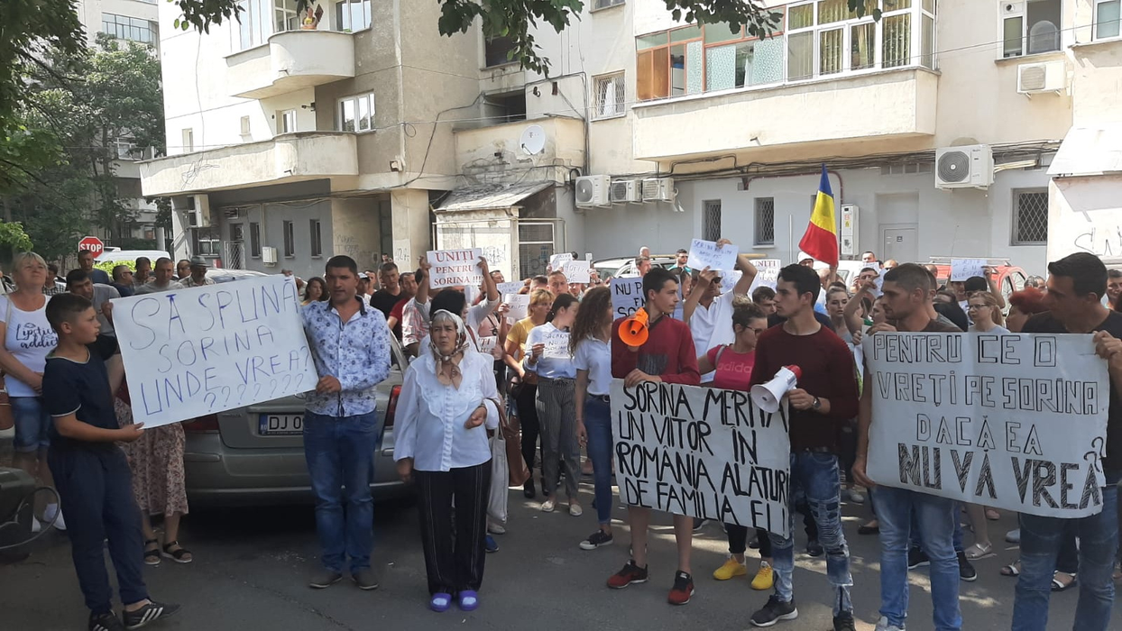 Proteste în Craiova, pentru fetița din Baia de Aramă: „Sorina noi vom lupta, traficanţii nu te ia”