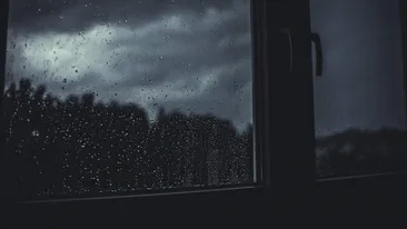 A venit beat acasă și și-a aruncat soția de la ultimul etaj. Femeia nu l-ar fi așteptat cu mâncare gătită, în plină noapte