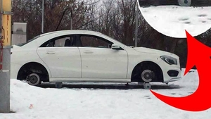 E incredibil cum a fost lăsat acest Mercedes, după ce a fost prădat de hoţi! În locul roţilor au apărut bidoane cu apă îngheţată