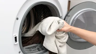 Ingredientul banal care te ajută să scoți prosoapele mai curate și mai moi din mașina de spălat. Nu e oțetul