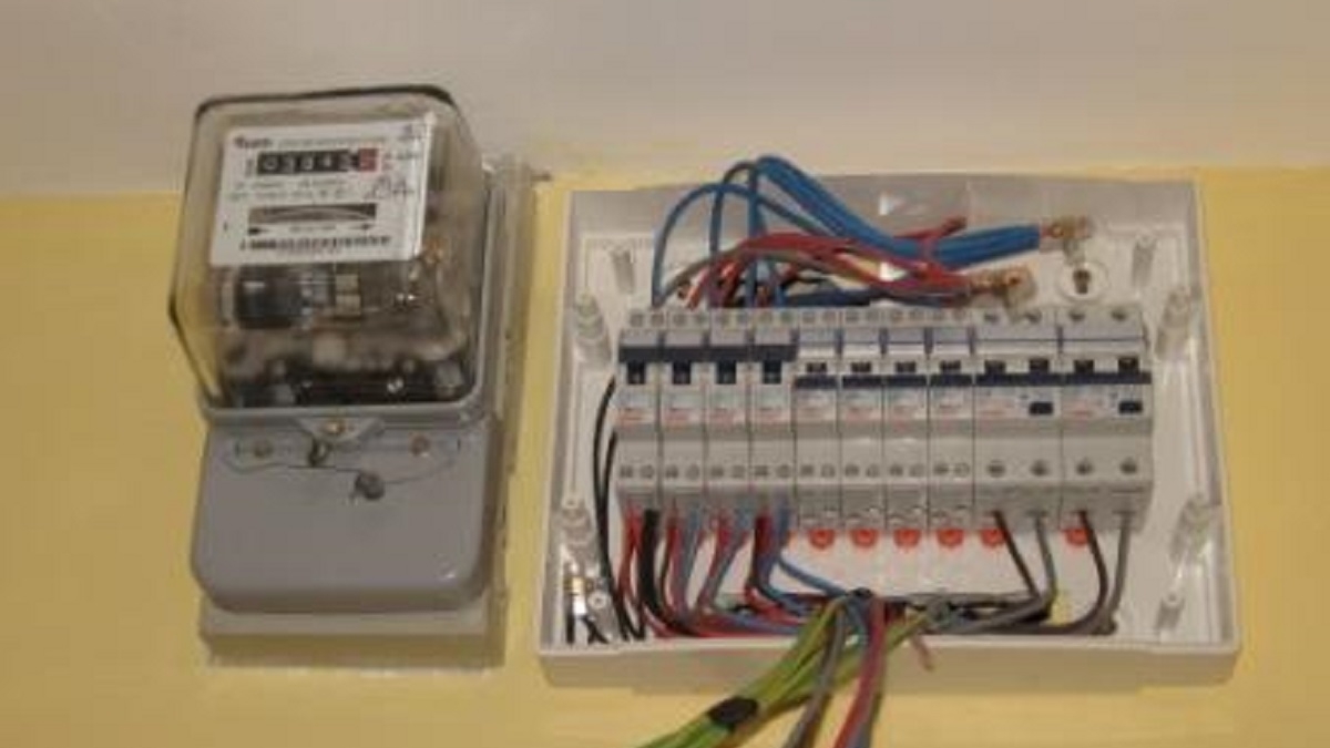 Ce "soluţie" au găsit câţiva românii pentru a scăpa de facturile la energie. Poliţia a început o anchetă
