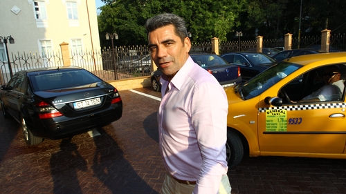 Incredibil cat a dat jos Marcel Toader de cand e burlac (desi nu prea se vede)! Intra sa afli cate marimi la haine a slabit