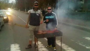 Transmit cu placere, mirosind a bere: doi constanteni cinstesc Codul Rutier cu un gratar pe trecerea de pietoni!