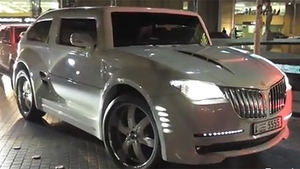 VIDEO Un arab si-a modificat masina intr-o maniera extrem de originala! A iesit un Hummer cu elemente de X 6