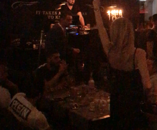 Vincenzo nu i-a dat atenţie blondei care dansa în faţa lui