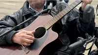 Unul dintre cei mai vechi cântăreți a ajuns să cânte pe stradă, pentru bani. Cât produce într-o zi de ”muncă”