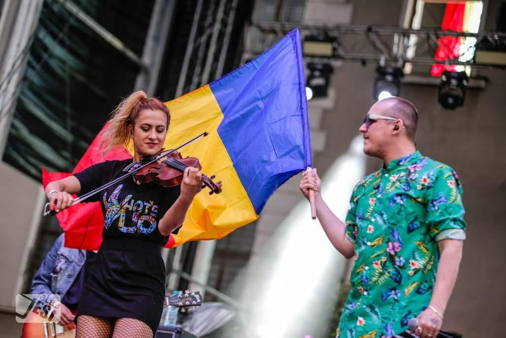 Alice Badea și What's Up, pe scena unui show. Fotografia a fost făcută publică pe 13 iunie 2018 © Facebook