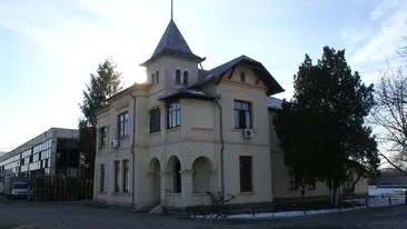 Din fata conacului din Targu Jiu pleaca zi de zi microbuze. Casa in care s-a nascut Sergiu Nicolaescu a ajuns autogara!