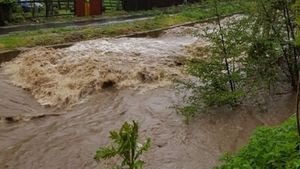 Cod portocaliu de inundații pe râuri din Constanța, Brașov și Covasna