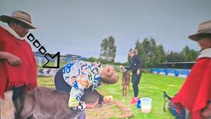 Cum a reacționat acest ecuadorian, după ce a văzut-o pe Iuliana Pepene aplecată, hrănind un vițel la America Express de la Antena 1