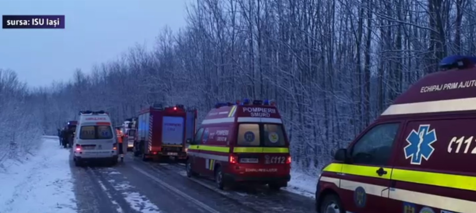 Accident grav în Iași, unde s-a răsturnat un microbuz cu 23 de pasageri. A fost activat planul roșu de intervenție