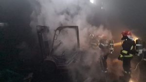 Pericol mare în Prahova! Un incendiu a izbucnit la o hală cu uleiuri și diluanți. 28 de pompieri au fost mobilizați