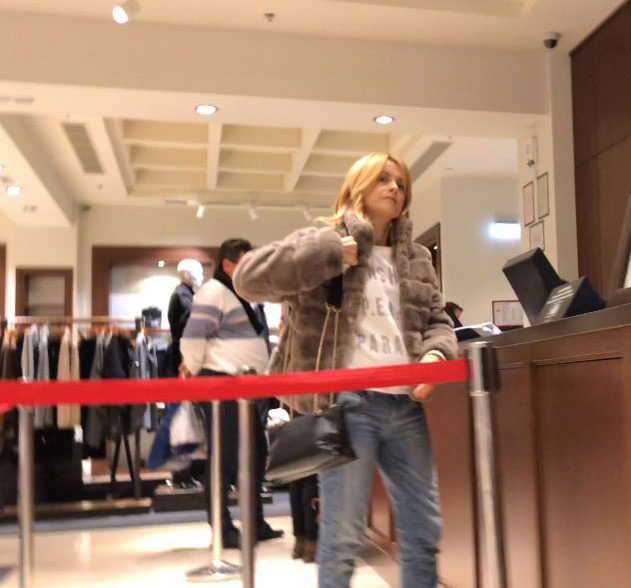 Însărcinată pentru a doua oară, Simona Gherghe se menține în formă la mall