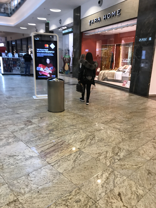 Îmbrăcată toată în negru, Narcisa e de nerecunoscut