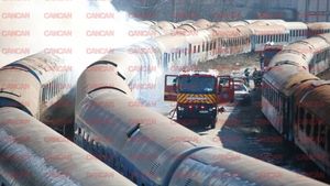 Incendiu masiv în stația București-Basarab. S-a emis avertizare Ro-Alert. Au luat foc mai multe vagoane dezafectate / VIDEO