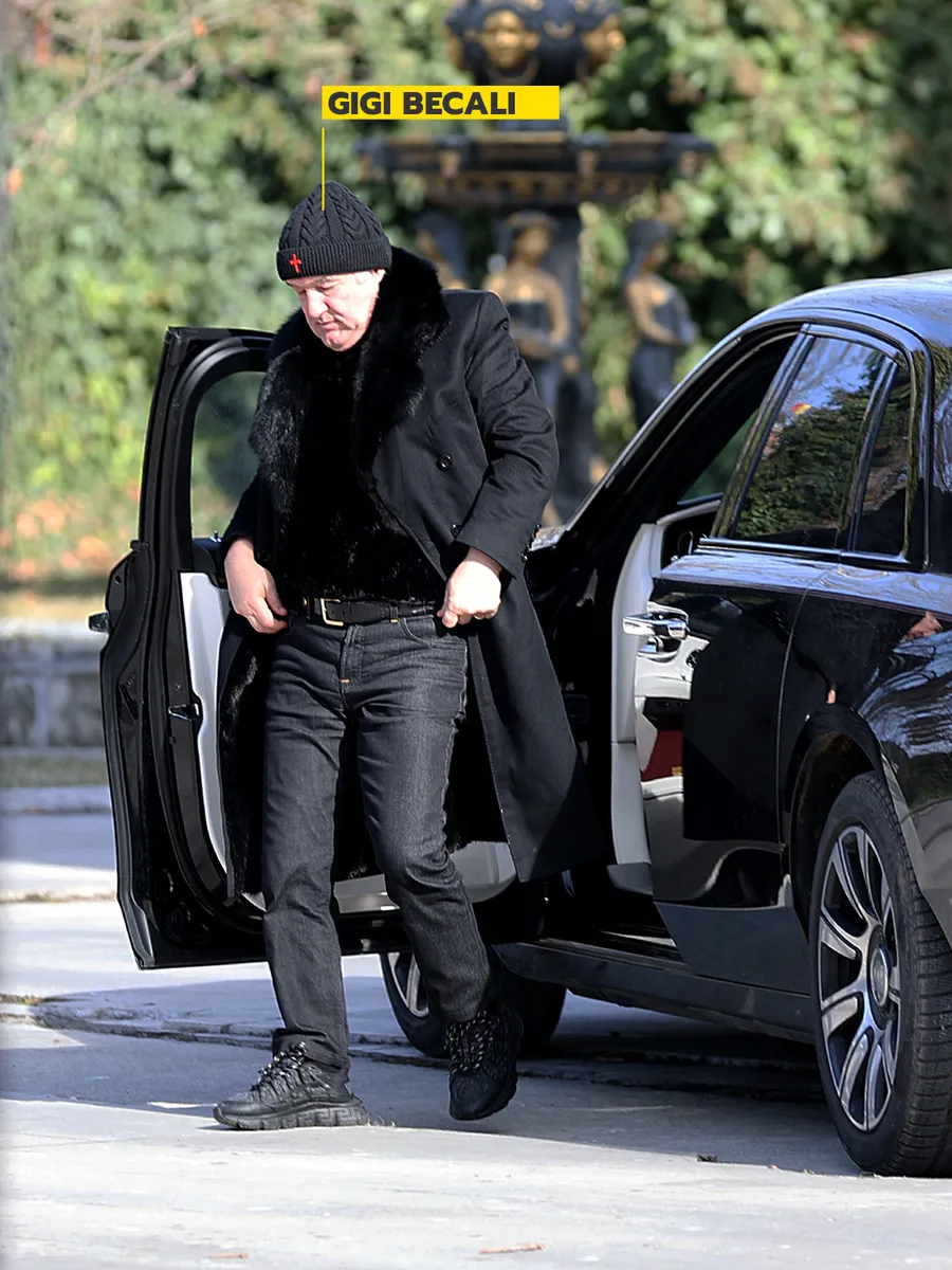 Gigi Becali își trage pantalonii, după ce a coborât din Rolls (Foto: CANCAN.RO)