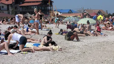 Record de turisti pe litoralul romanesc! Vezi cate sute de mii de oameni s-au balacit in mare in weekend!