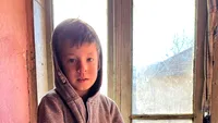 Povestea tristă a lui Ionuţ, băieţelul care se uită pe geam cu porţia