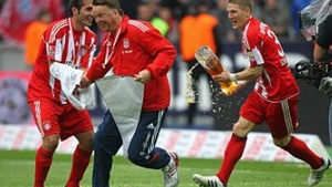 FOTO & VIDEO Van Gaal, fugarit de jucatori la finalul meciului!