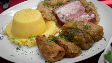 Aflați în concediu în România, doi turiști suedezi au gustat mâncare tradițională românească, pentru prima dată. Ireal ce au pățit imediat după