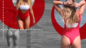 O ”arde” Baywatch! Roxana Nemeș, la malul mării, atrage ”rechinii”... Și-a pipăit poponețul, a făcut o piruetă și…