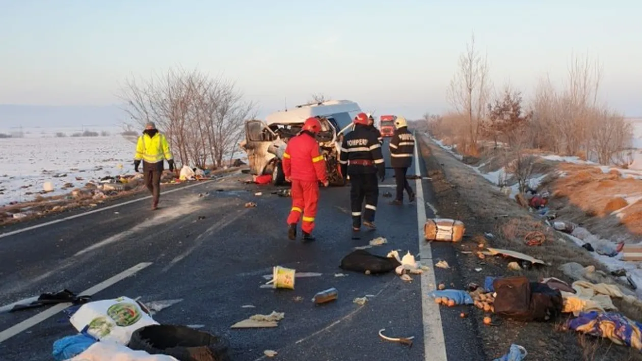 Accidentul în care 2 oameni au murit și 7 au fost răniți, provocat de explozia unui cauciuc