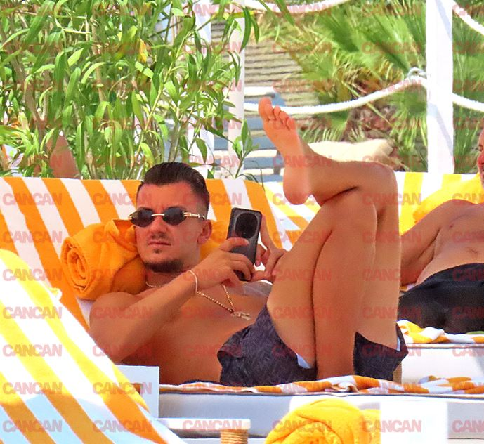 Sotul Andreei a fost foarte relaxat și a stat pe telefon