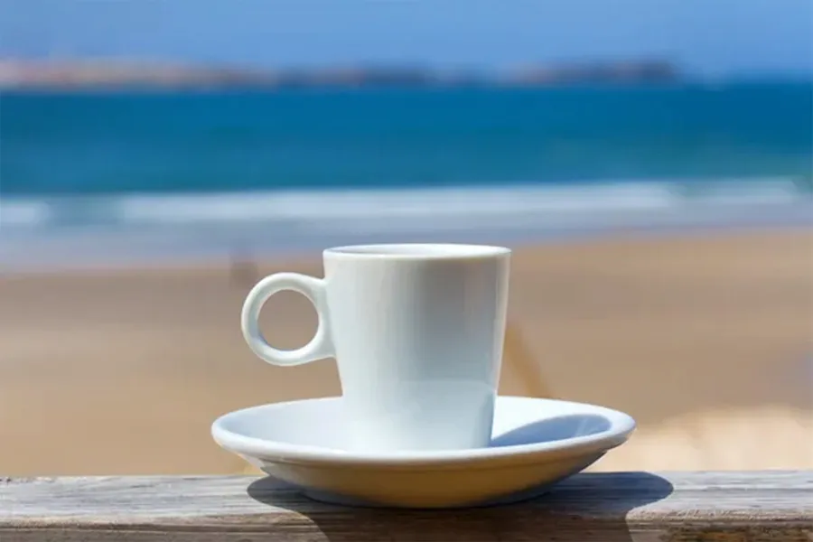 Câți lei costă o cafea simplă, pe plajă în Mamaia. Cu ce preț se vinde o sticlă cu apă "la jumate"