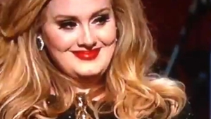 VIDEO Adele, la un pas să plângă pe scena de la Oscar! Cântăreaţa a fost năpădită de emoţii după ce a urcat sa-si ia premiul