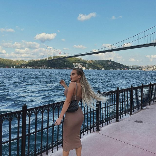 Amelie îi "răvășește" pe cei 5.000 de urmăritori cu postările ei
