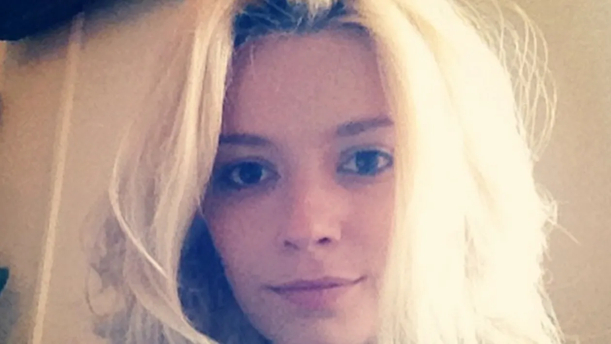 Diana Dumitrescu si-a pus toti fanii in cap cu poza ASTA! Vezi ce a putut sa faca in gara la Fetesti