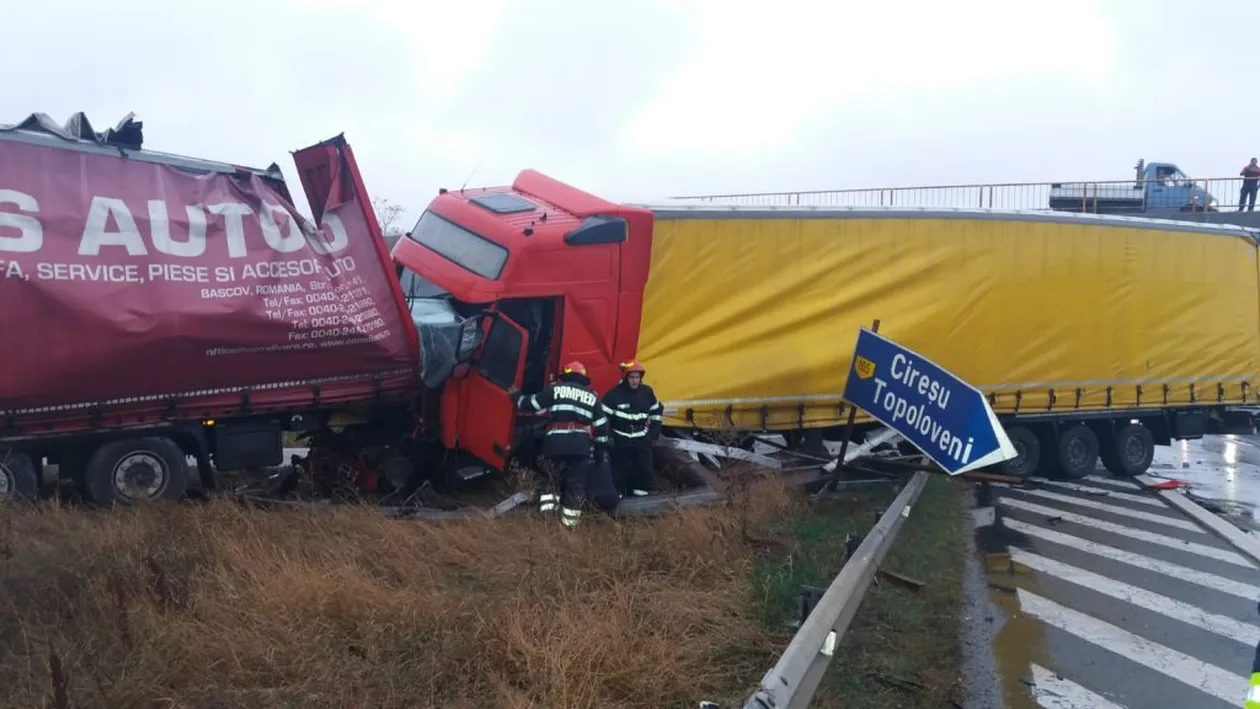 Accident grav pe A1. Două TIR-uri s-au ciocnit, au rupt parapetul și au ieșit în decor. Unul dintre șoferi, preluat de ambulanță