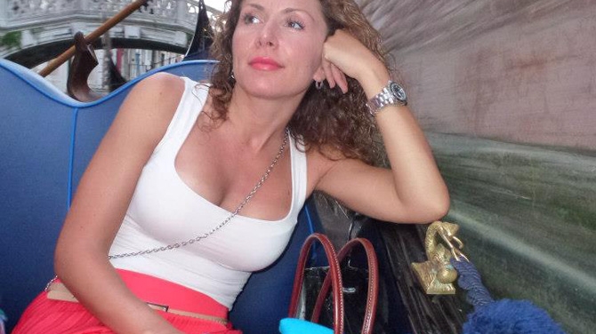 Carmen Bruma, de nerecunoscut fara ochelarii de soare! Uite ce palida s-a plimbat prin Venetia!