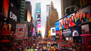 Moment incredibil surprins de un român în Times Square. Trecătorii s-au oprit să privească