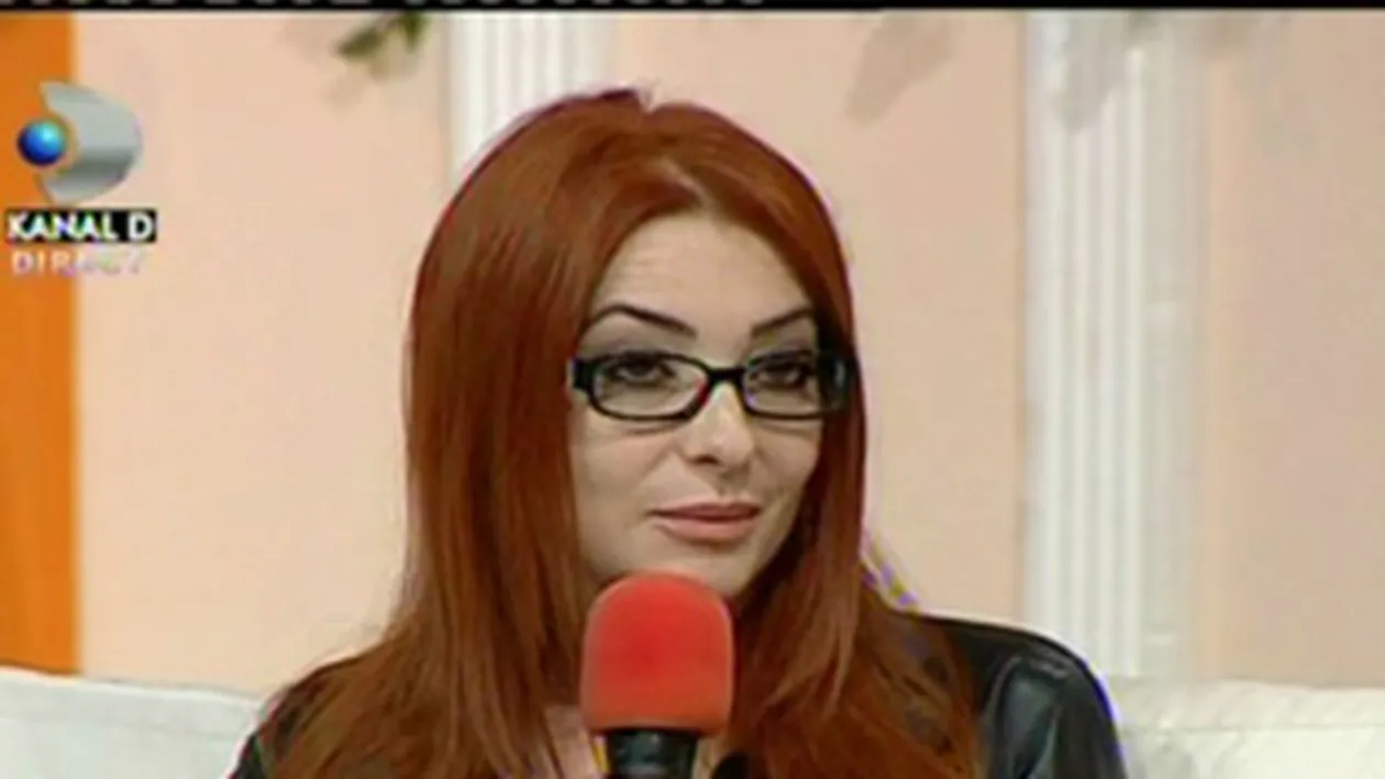 VIDEO Anca Radulescu, cumnata Mihaelei Radulescu, iti arata cum sa aplici corect machiajul! Este un mit: fondul de ten nu se incearca pe mana!